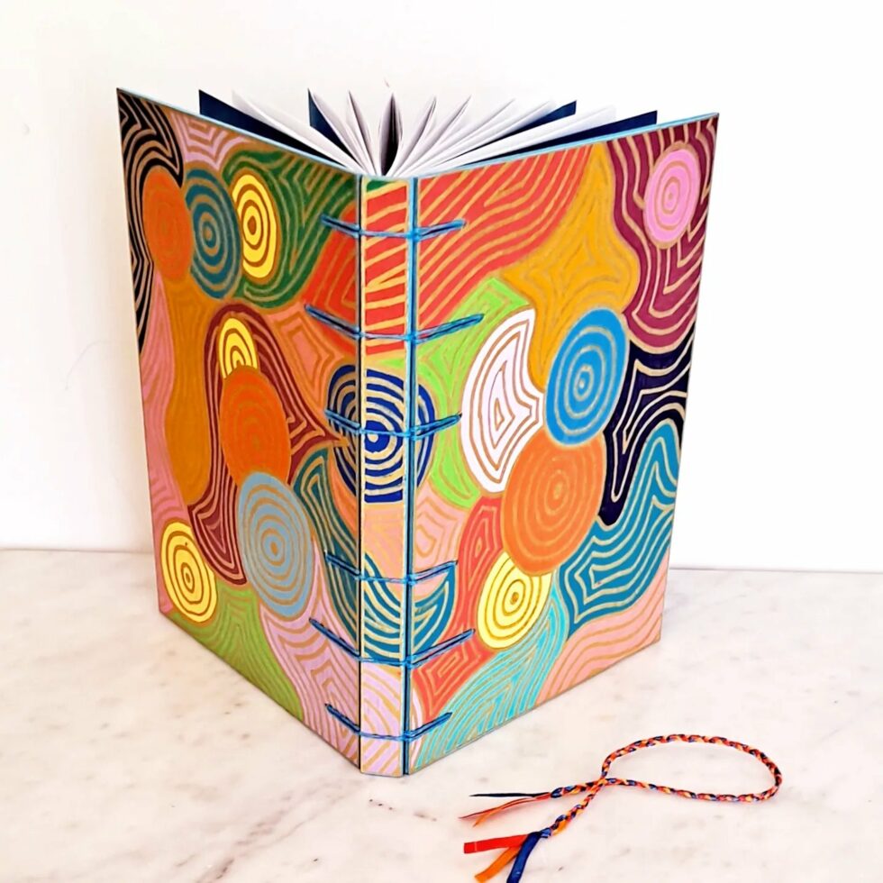 Carnet FARANDOLE - vue face en éventail avec un marque page tressé. Mes p'tits carnets - Création France.