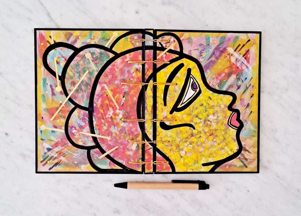 Carnet SURI, avec sa couverture ouverte à plat.