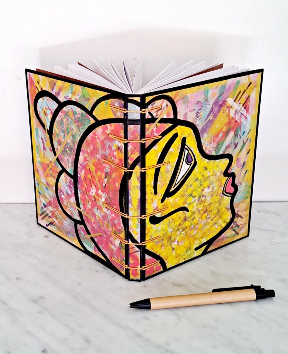 Carnet SURI, vue de la couverture en éventail. Mes p'tits carnets - Création France.