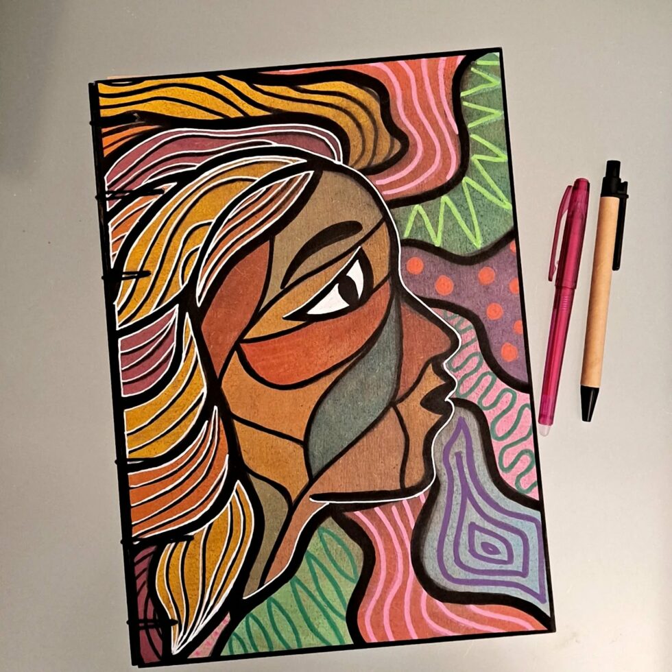 Album "SOUVENIRS", avec une couverture en bois peint vue de face.