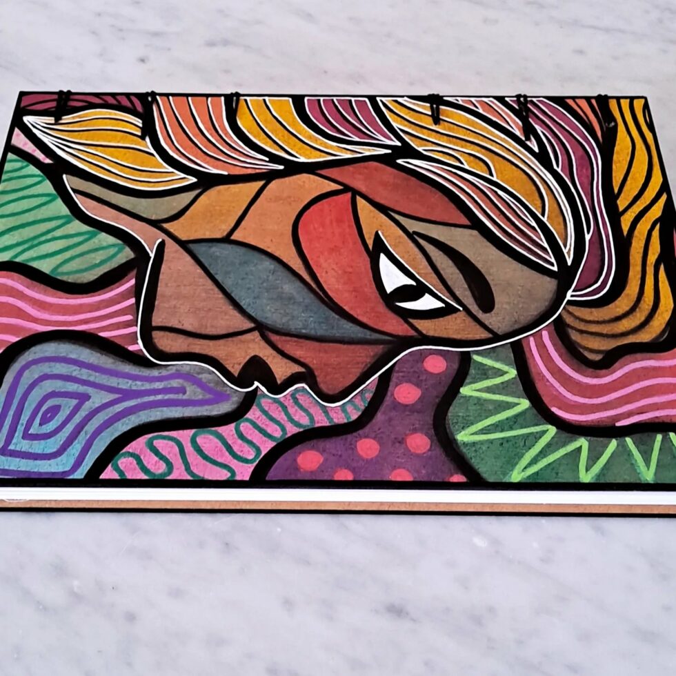 Album "SOUVENIRS", avec une couverture en bois peint vue de face à plat.