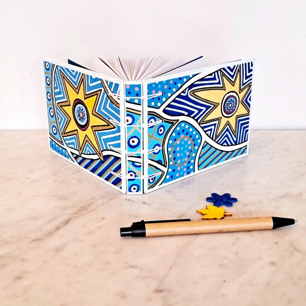 Carnet BLUE SUN avec une couverture en éventail, en bois peint à la main.