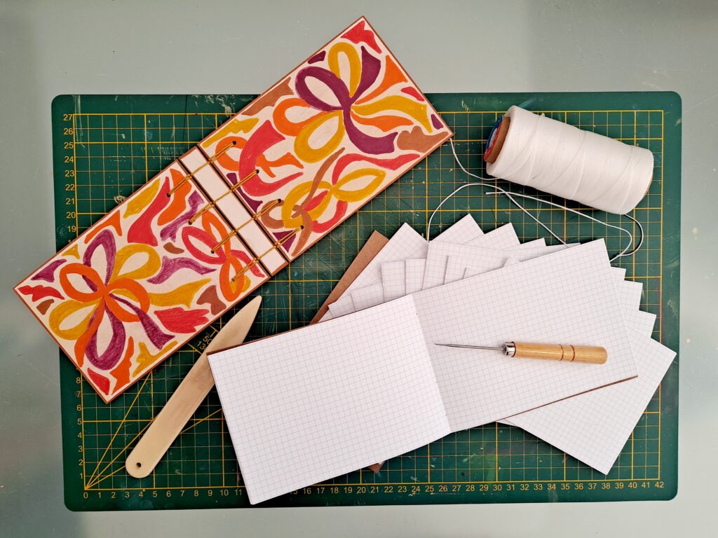 reliure des cahiers qui composent mes ptits carnets