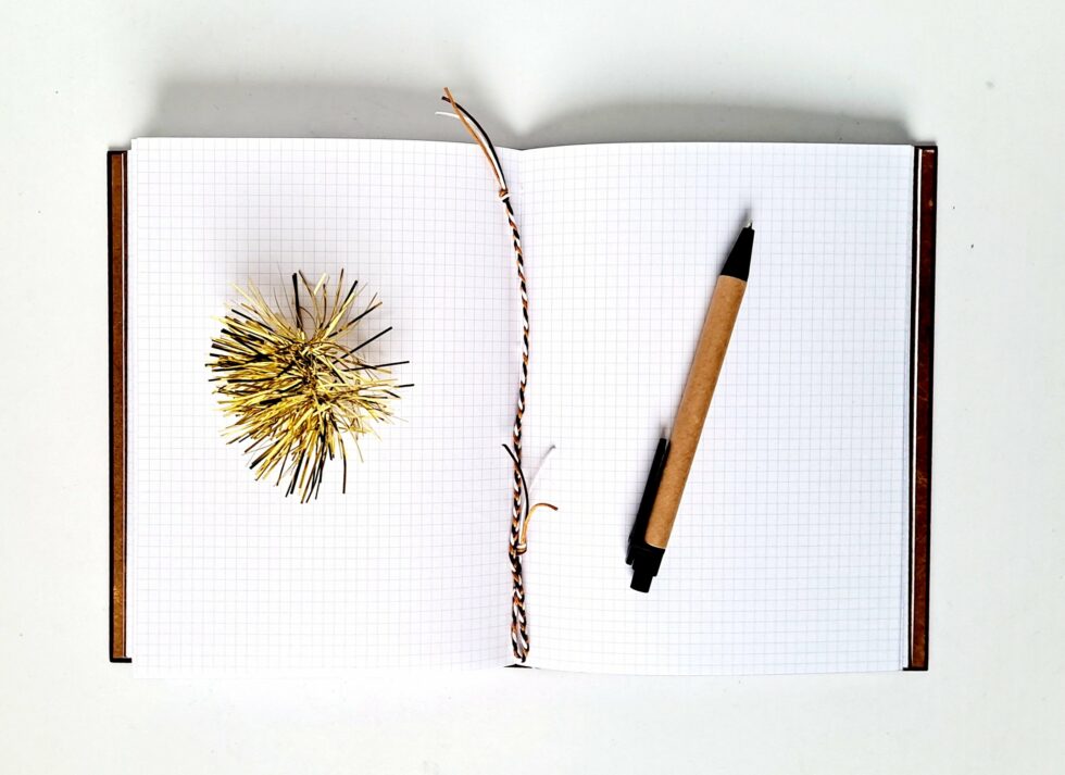 Carnet DABA avec pages à petits carreaux à l'intérieur.