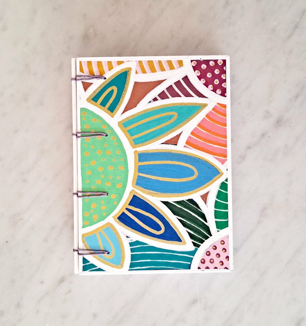 Carnet Pétunia vue de face avec une couverture en bois peint à la main