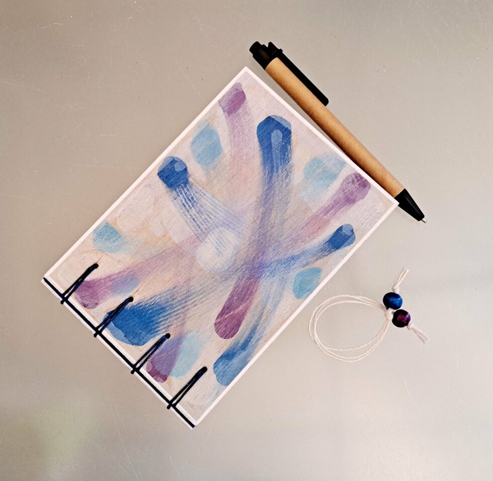 Le Carnet AZUR, vue de face avec stylo et marque page