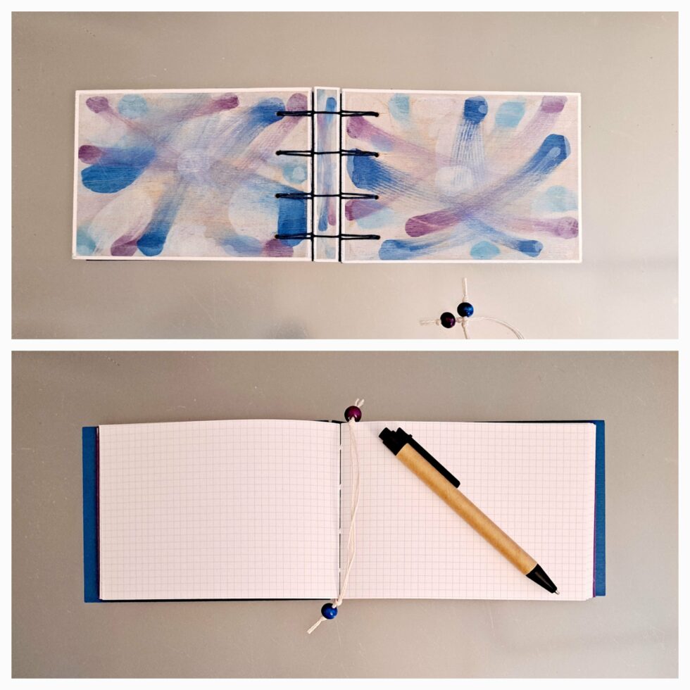 Carnet AZUR avec couverture en bois peint à plat, pages à petits carreaux, accompagné d'un stylo et d'un marque-page.