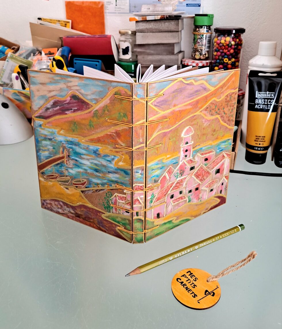 Carnet FANAL ouvert en éventail sur bureau