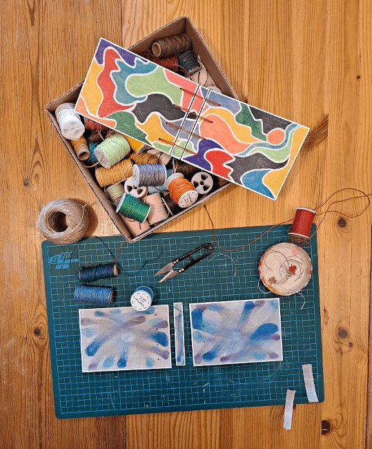 Matériel utilisé pour relier les couvertures en bois peint.