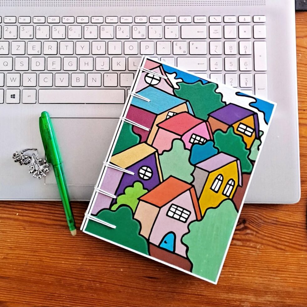 Carnet RIVAGE vue de face avec ordinateur et stylo vert