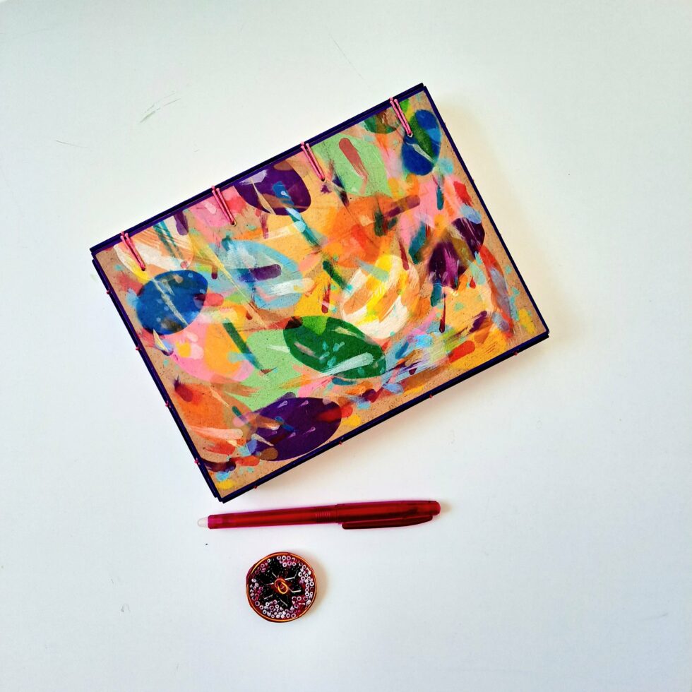 Boîte à mots face fermée avec stylo