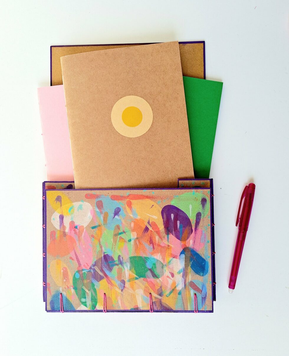 Boîte à mots face haut ouvert avec stylo