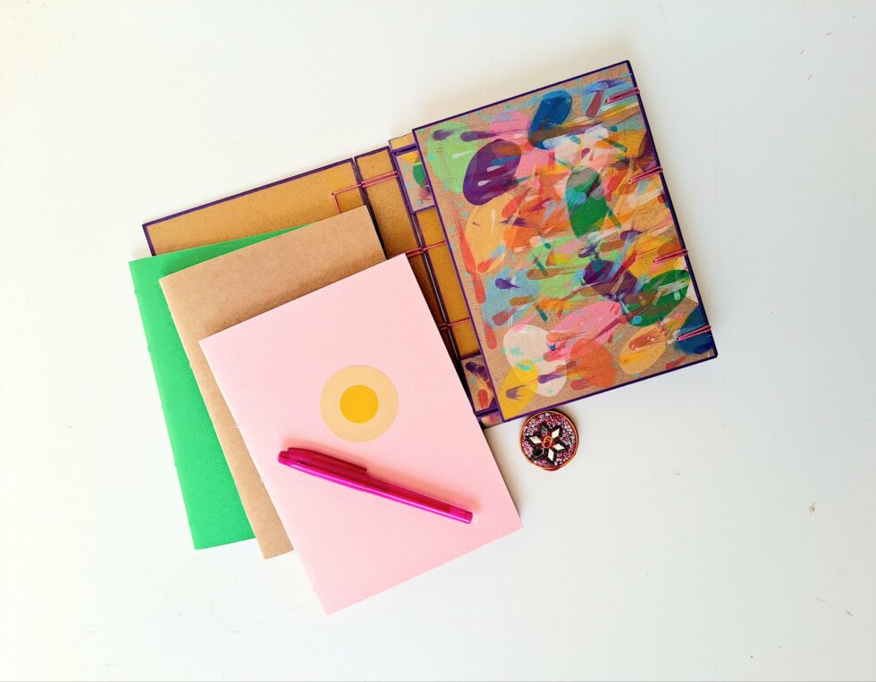 Boîte à mots face ouverte avec les 3 cahiers et stylo