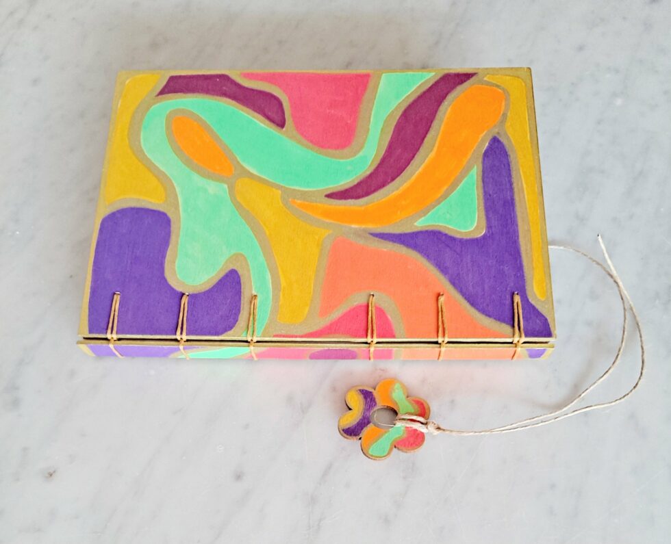 Carnet NÄSS dos avec marque page en bois.