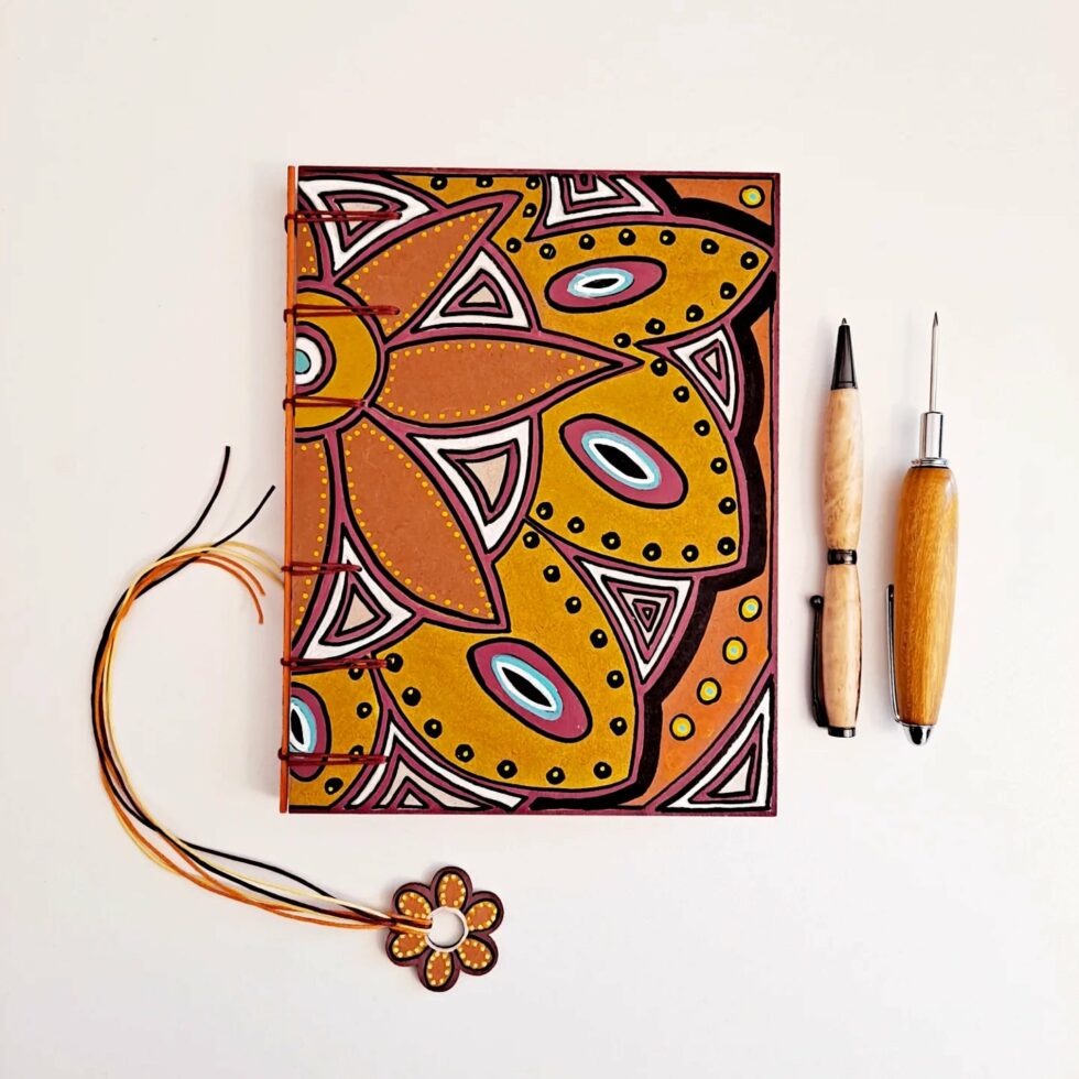 Carnet CANNELLE vue recto avec marque pages et stylo et poinçon