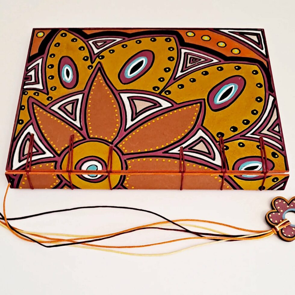 Carnet CANNELLE vue dos reliure avec marque page fleur en bois.