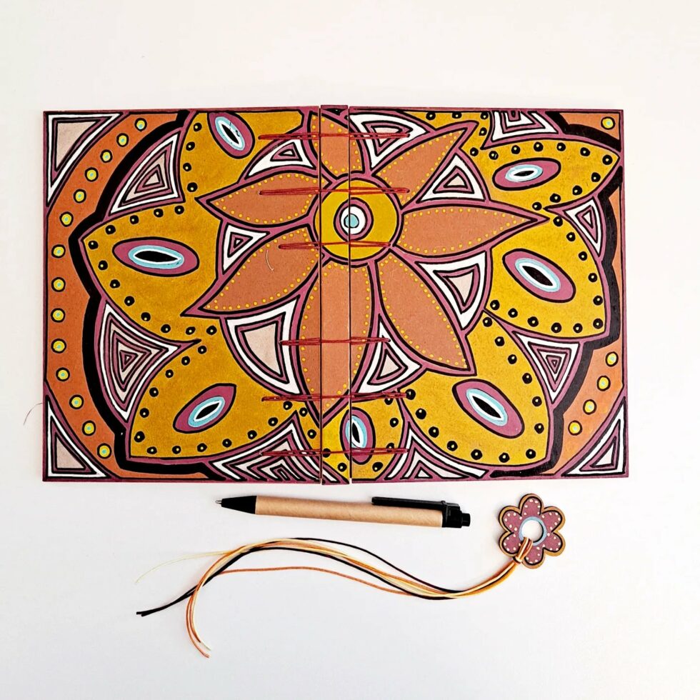 Carnet CANNELLE vue ouvert à plat avec marque pages en bois et stylo