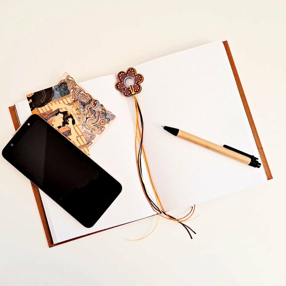 Carnet CANNELLE vue intérieur pages avec marque pages et stylo et téléphone.