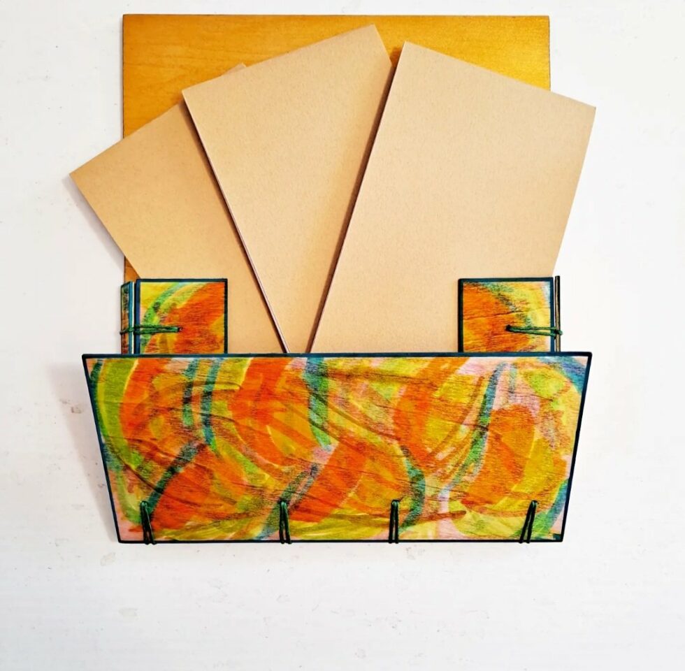 Boîte à mots AGATHE vue ouverte recto avec 3 carnets reliure écolière et reliure verte.