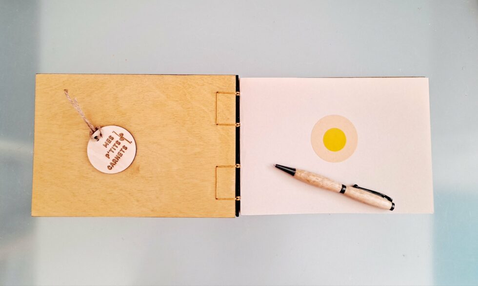 Album DISCO vue intérieure sur couverture et pages avec marque ptits carnets et stylo en bois et marque pages en bois peint.