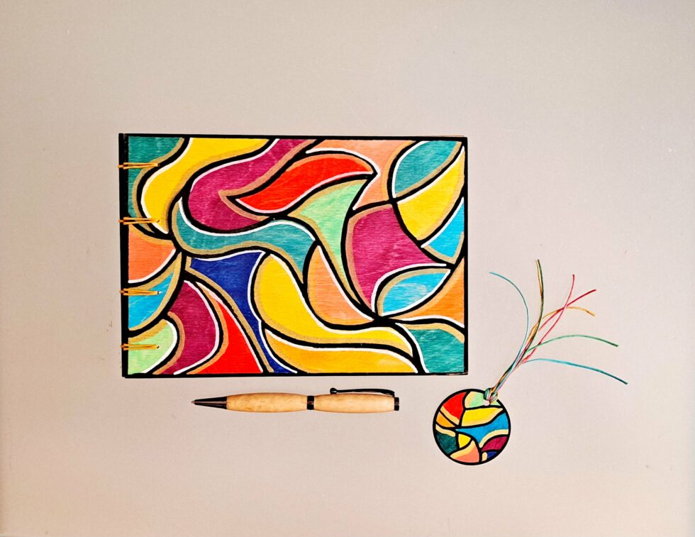 Album DISCO vue recto à plat avec stylo en bois et marque pages en bois peint.