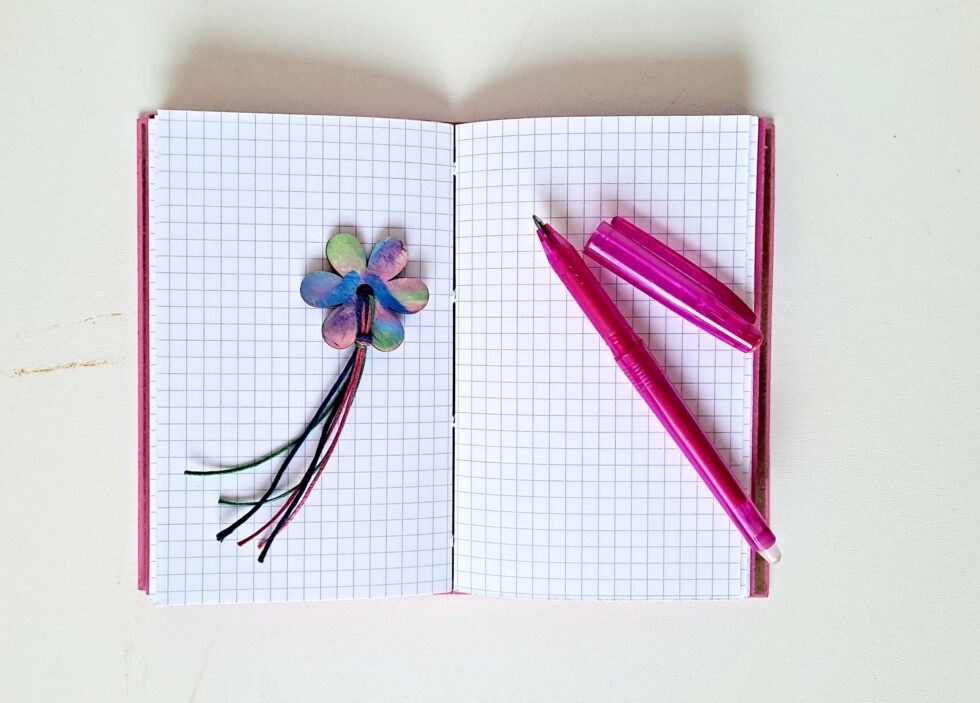 Carnet PASTEL vue intérieure sur pages avec marque pages en bois