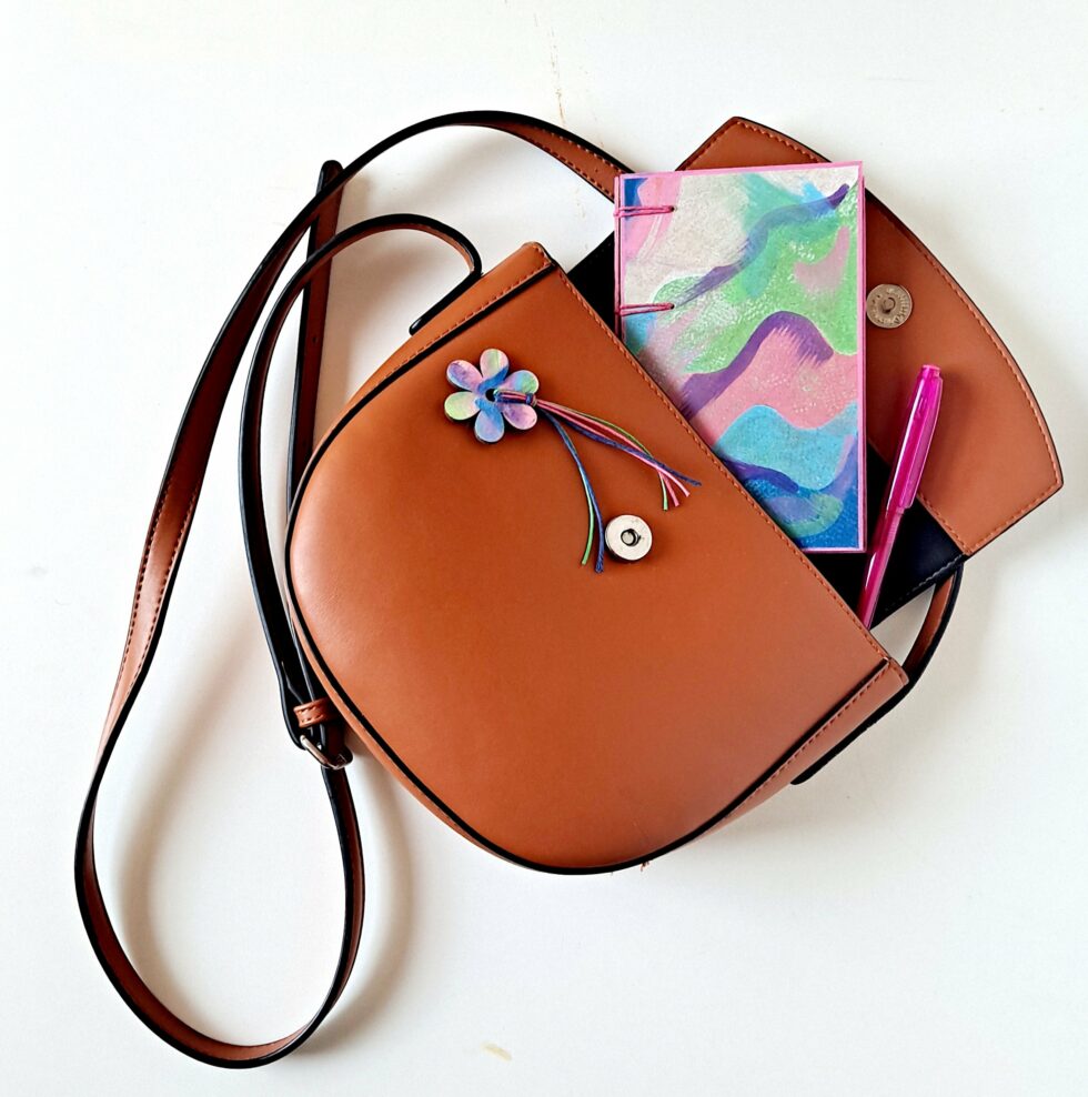 Carnet PASTEL vue recto dans sac cuir reliure rose avec marque pages en bois peint et stylo rose.