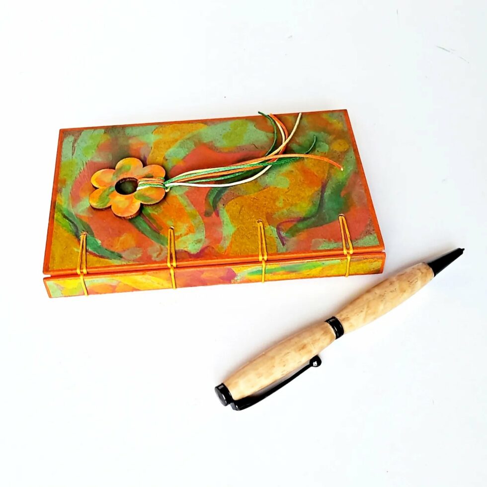 Carnet VENCE vue recto dos avec son marque-pages fleur bois peint et stylo en bois.