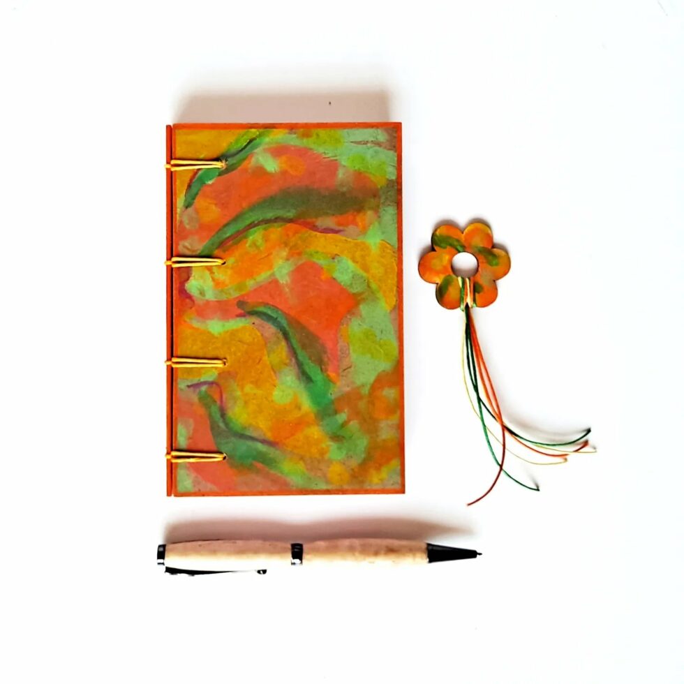 Carnet VENCE vue recto à plat avec son marque-pages fleur bois peint et stylo en bois.