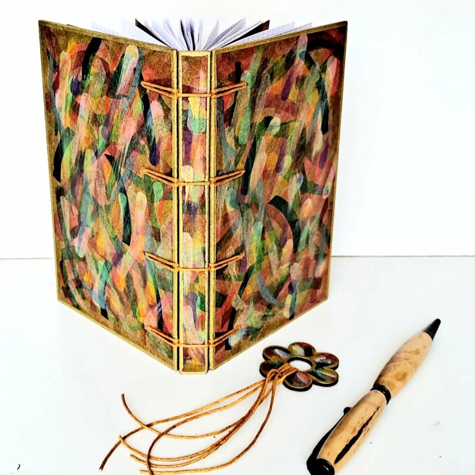 Carnet FIDJI vue recto verso debout avec marque-pages fleur et stylo en bois.