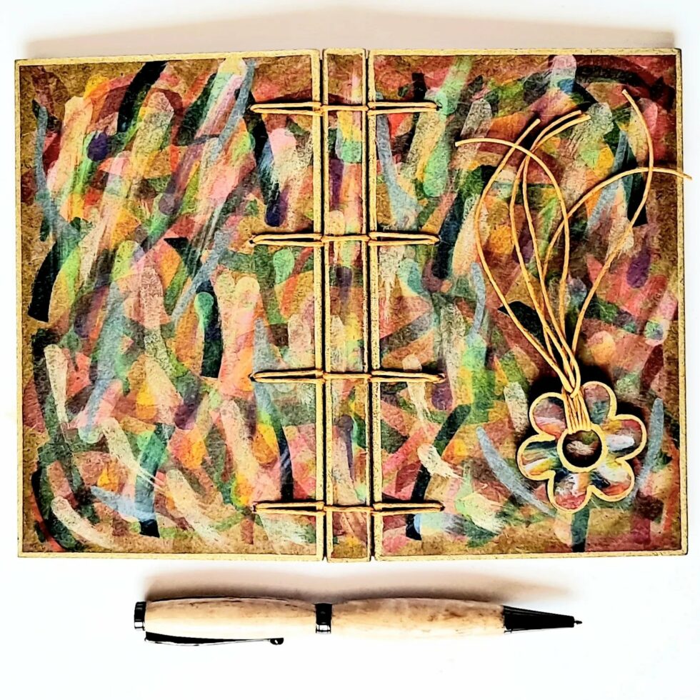 Carnet FIDJI vue recto verso à plat avec marque-pages fleur et stylo en bois.