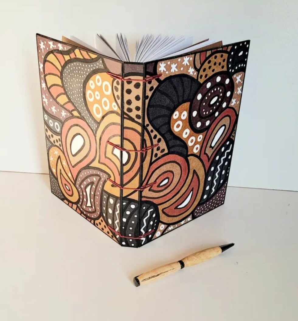 Carnet CARAMEL vue recto verso debout avec marque-pages et stylo en bois.