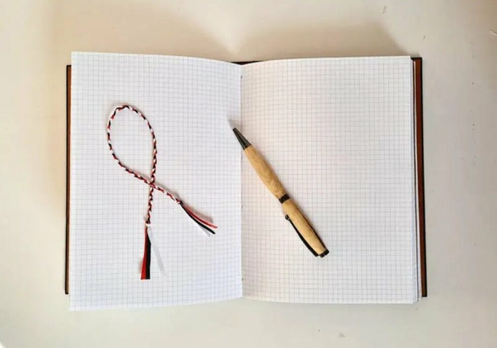 Carnet CARAMEL vue intérieure sur pages avec marque-pages et stylo en bois.