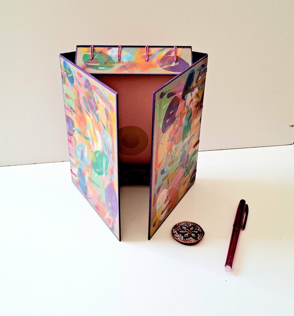 Boîte à mots LILAS vue structure ouverte avec 3 carnets et stylo rose.