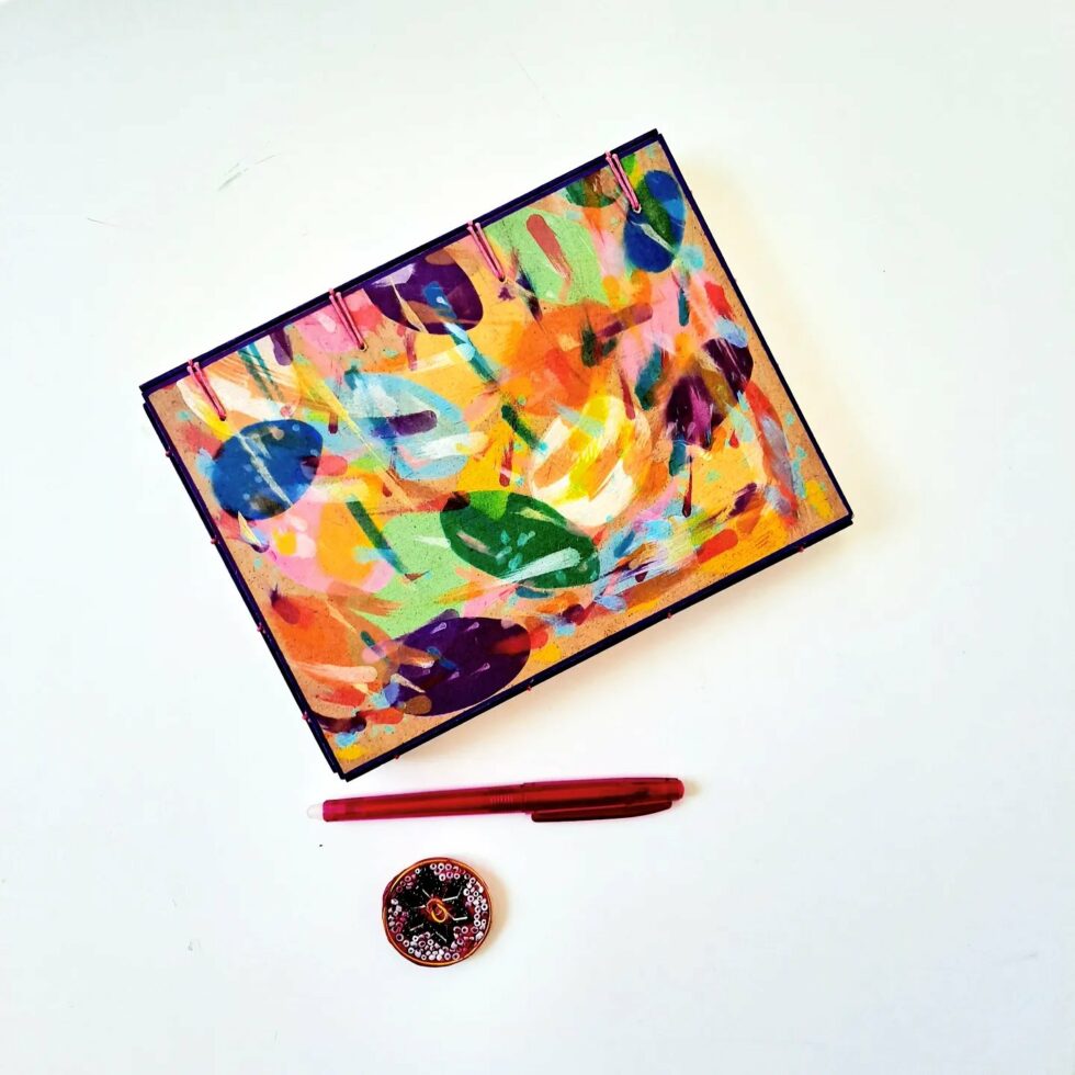 Boîte à mots LILAS vue fermée avec 3 carnets et stylo rose.