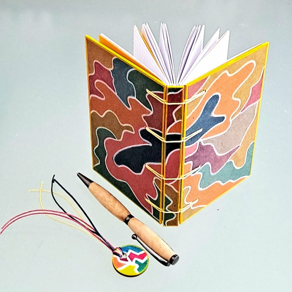 Carnet PROVENCE vue recto verso debout avec marque-pages et stylo en bois.