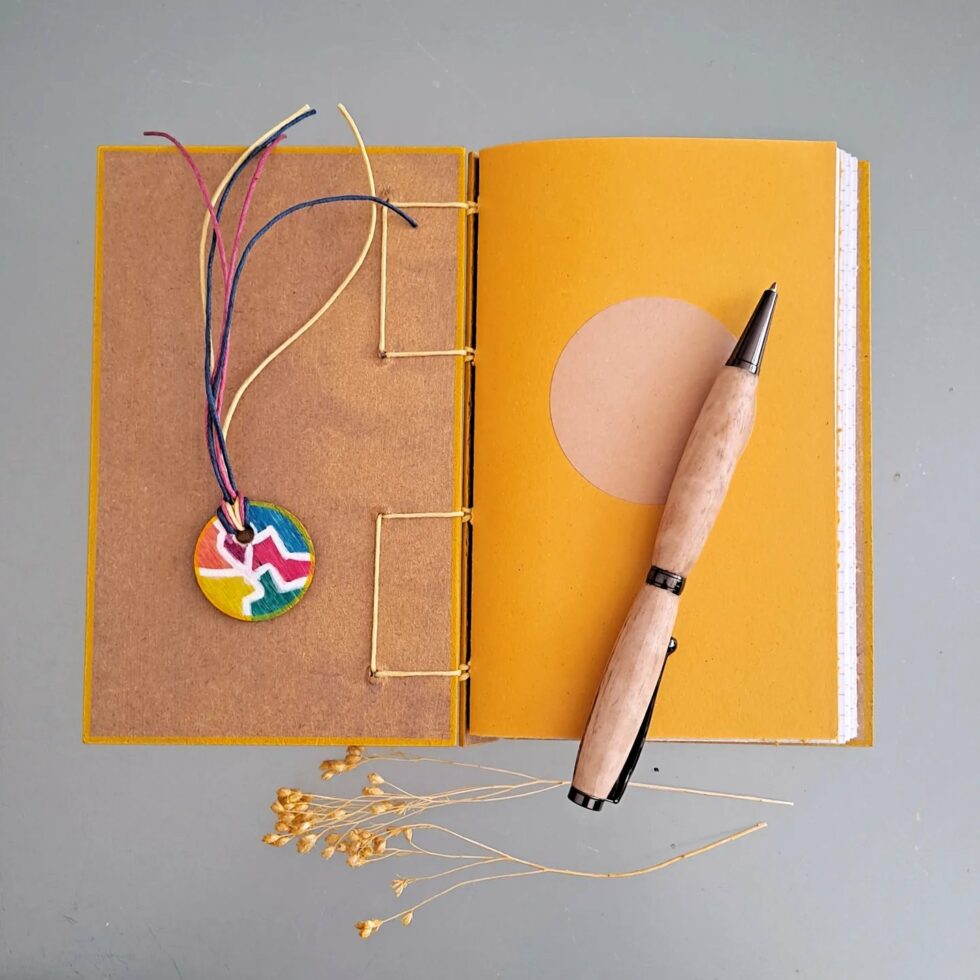 Carnet PROVENCE vue intérieure sur pages et couverture recto verso à plat avec marque-pages et stylo en bois.