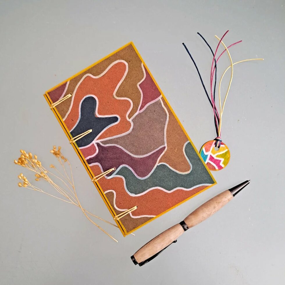 Carnet PROVENCE vue recto à plat avec marque-pages et stylo en bois.