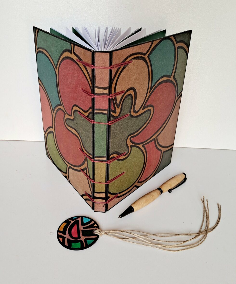 Carnet POKE BOWL vue 2 recto verso debout avec marque-pages et stylo en bois.