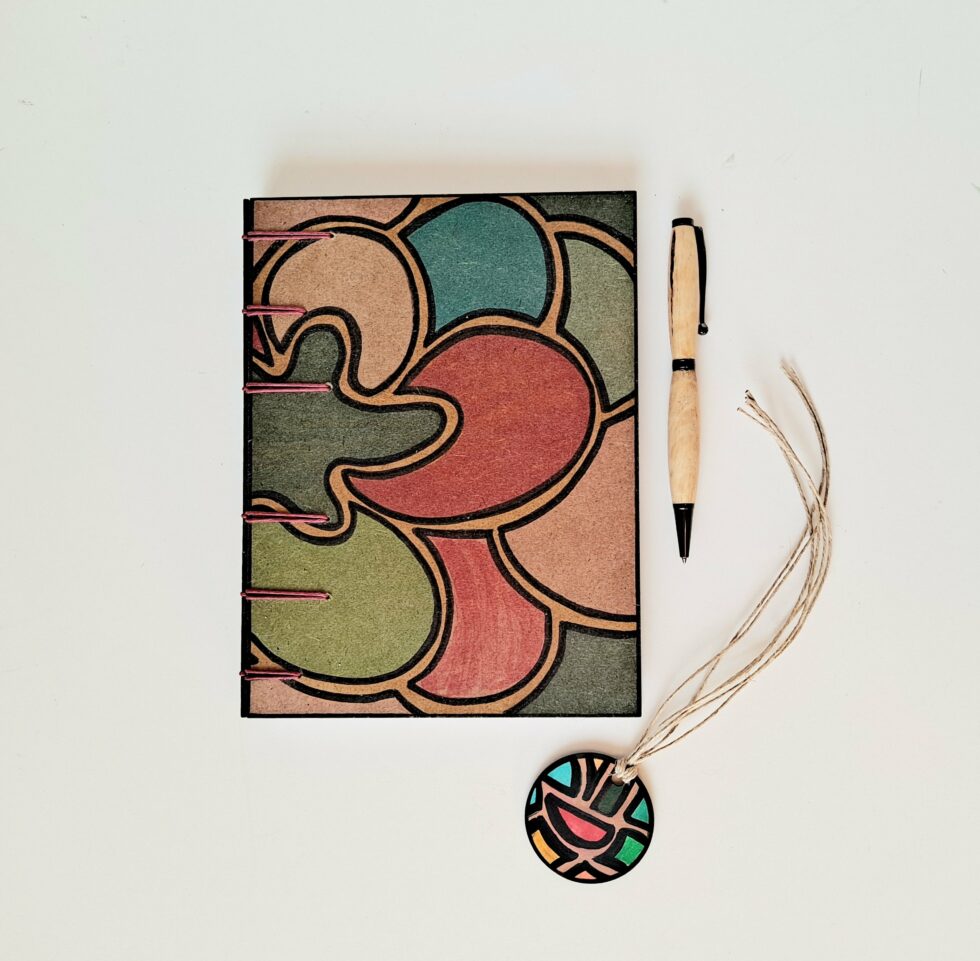 Carnet POKE BOWL vue recto sur couverture à plat avec marque-pages et stylo en bois.