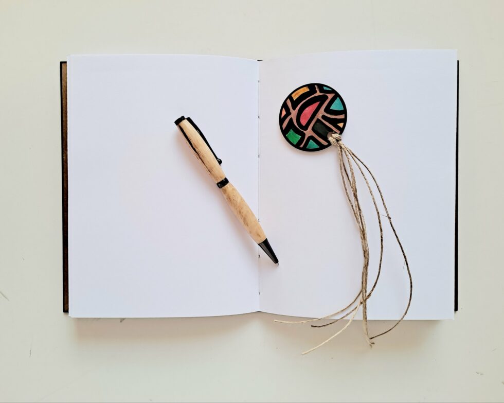 Carnet POKE BOWL vue intérieure recto verso sur pages avec marque-pages et stylo en bois.