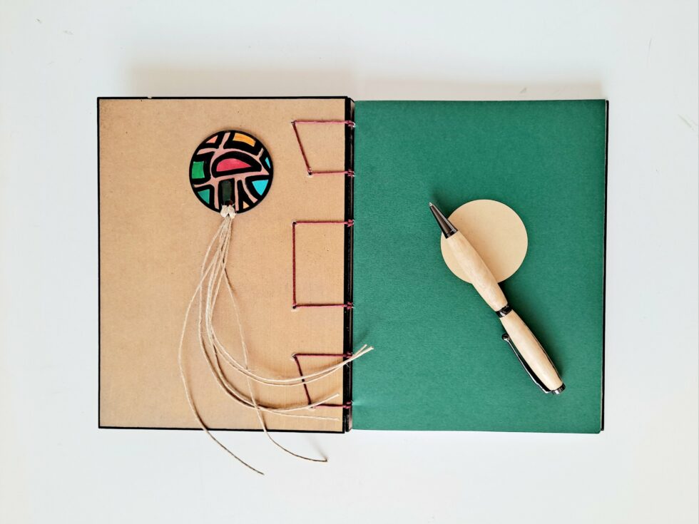 Carnet POKE BOWL vue intérieure recto verso sur couverture avec marque-pages et stylo en bois.