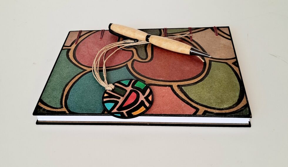 Carnet POKE BOWL vue recto sur pages à plat avec marque-pages et stylo en bois.