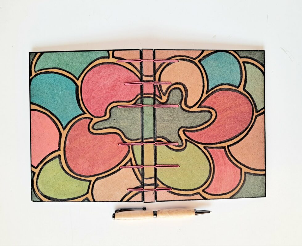 Carnet POKE BOWL vue recto verso sur couverture à plat avec marque-pages et stylo en bois.