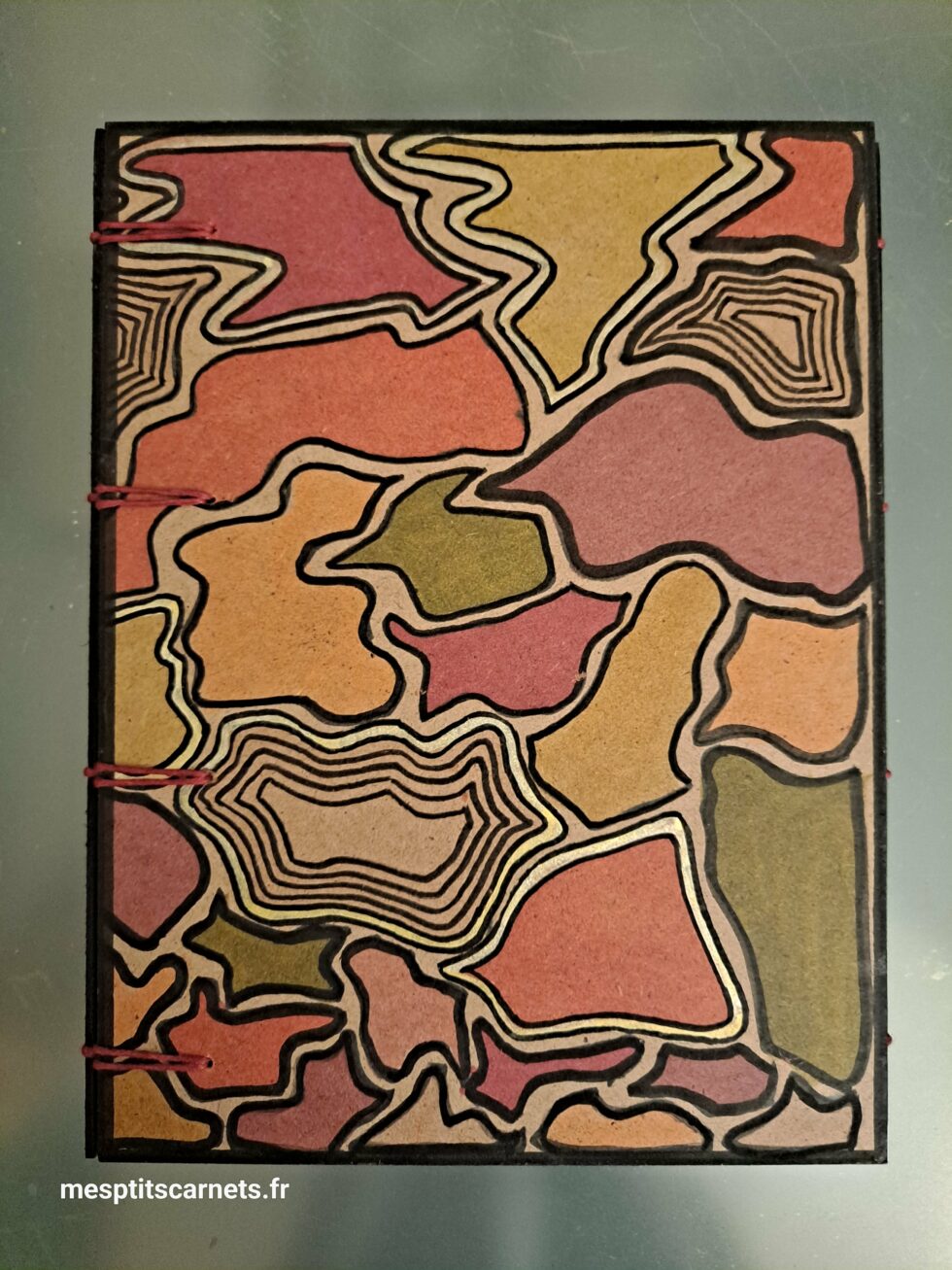 Carnet Triptyque SILICE Carnet vue recto DE FACE à plat et couverture en bois peint et stylo.