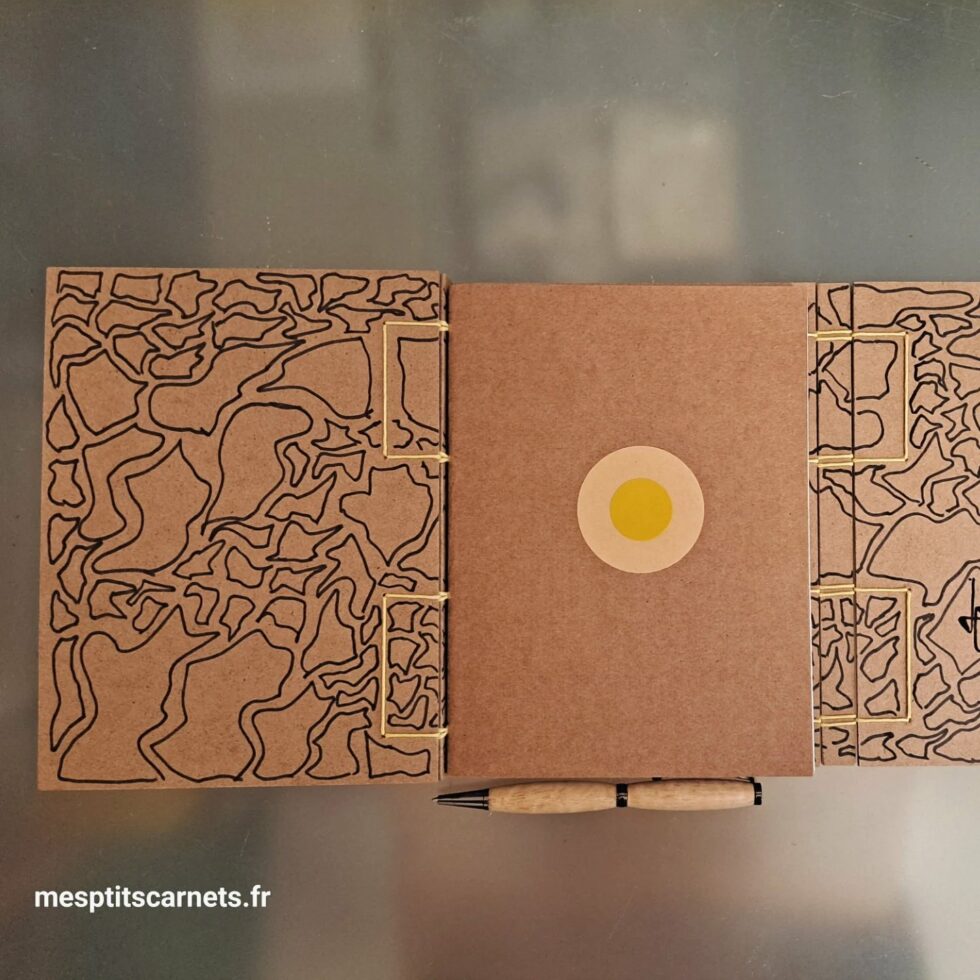 Carnet Triptyque OUED vue ouvert sur page de garde et couverture en bois peint et stylo.
