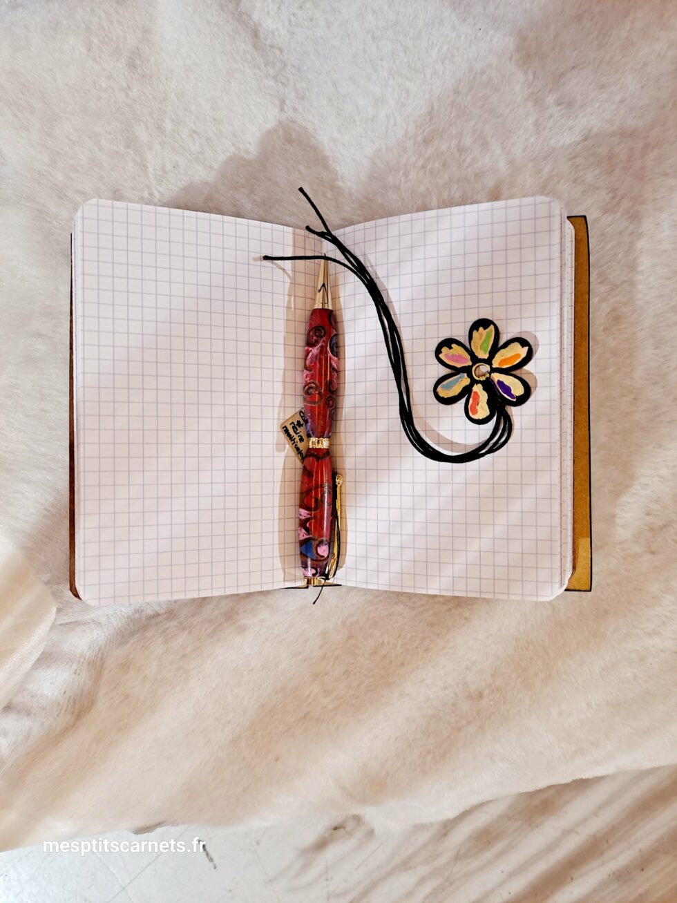 Carnet MAG, vue intérieure sur pages avec marque-pages en bois peint et stylo.