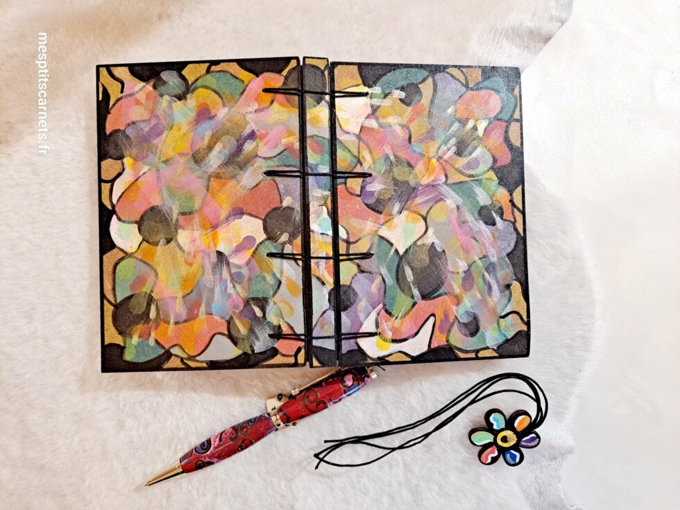Carnet MAG, vue recto verso et couverture avec marque-pages en bois peint et stylo.