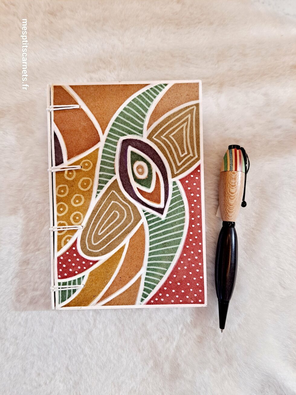 Carnet PHARE, vue verso et couverture avec marque-pages en bois peint et stylo.
