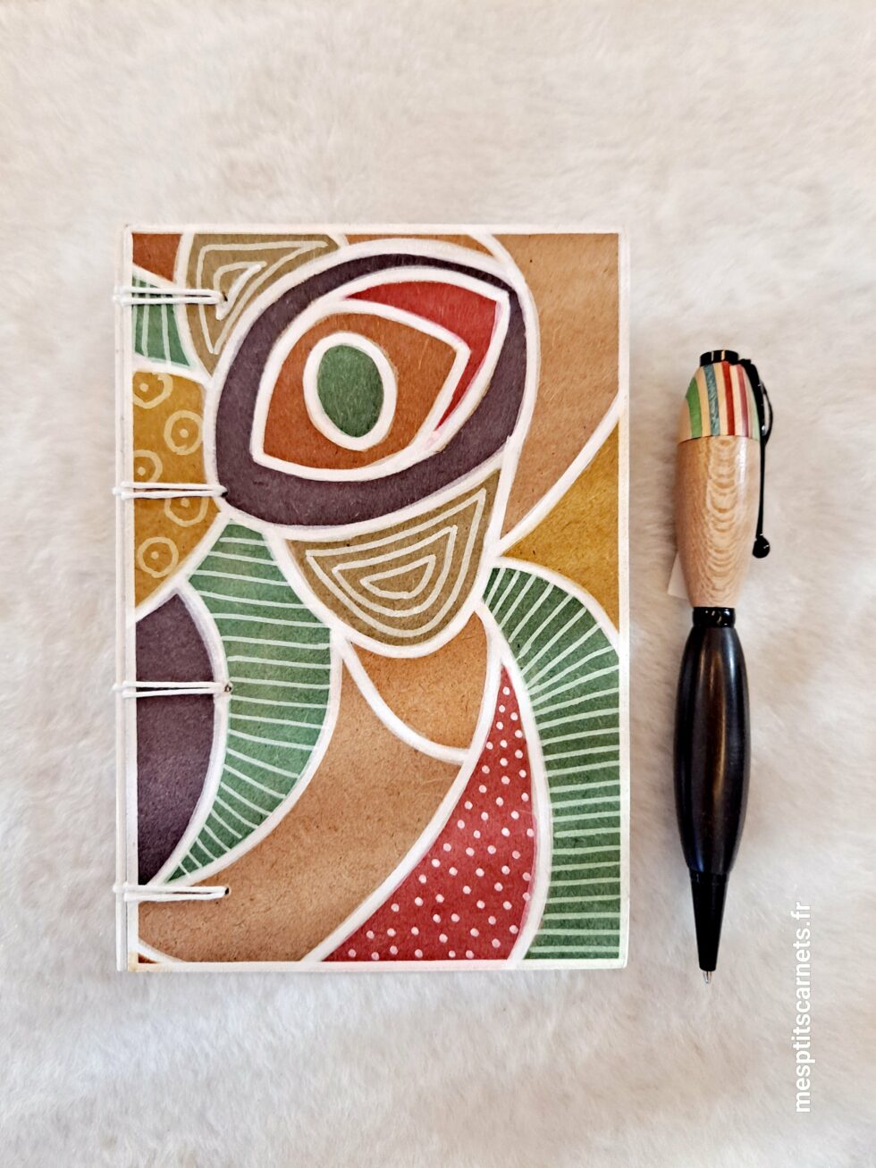 Carnet PHARE, vue recto et couverture avec marque-pages en bois peint et stylo.